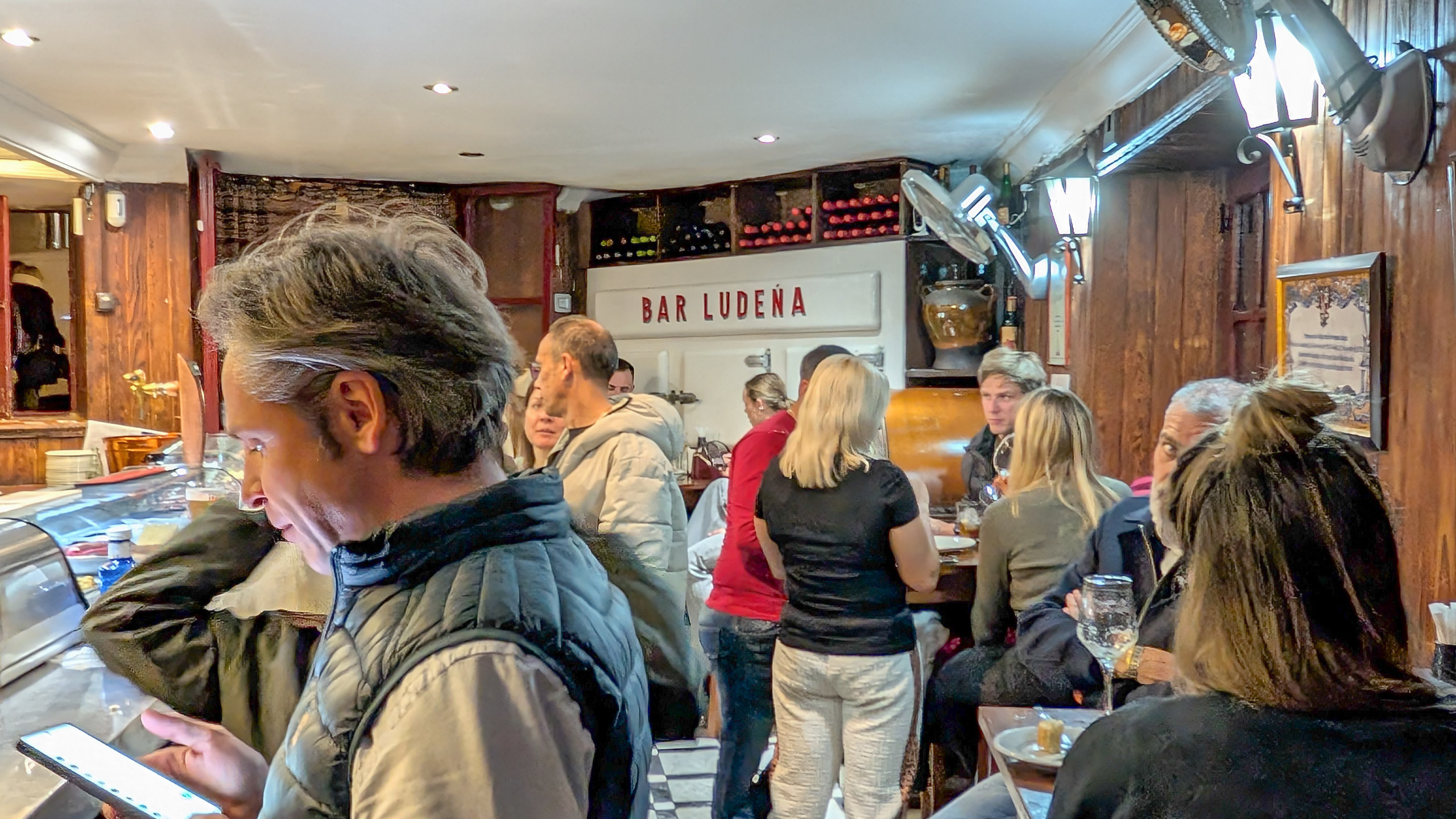 Bar Ludeña – voll besetzt, Warten auf einen Tisch